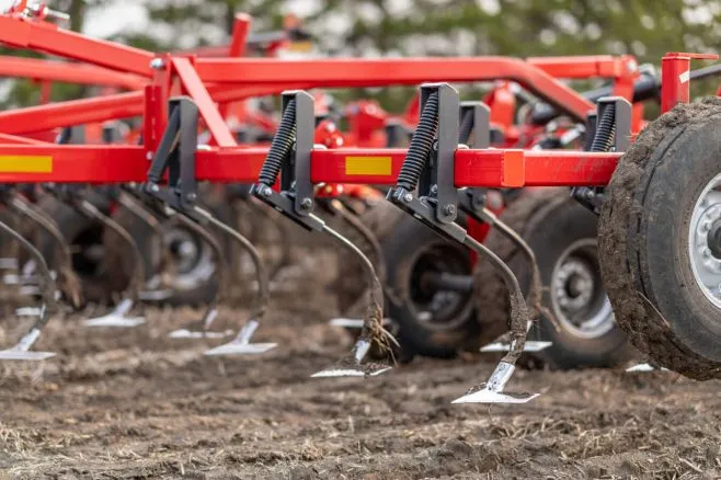 Ви зараз переглядаєте Передпосевной культиватор Wil-Rich как решение для контроля сорняков и переуплотнения почвы весной