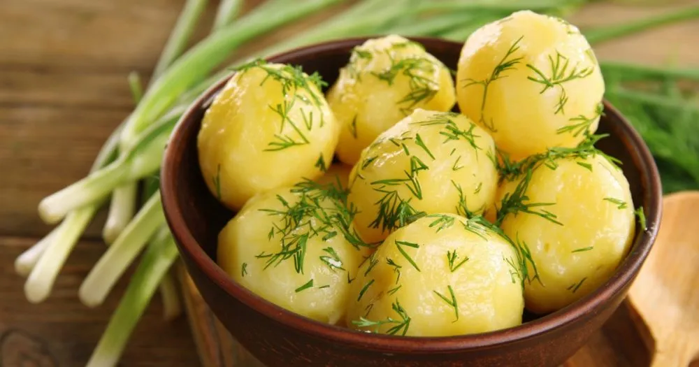 Ви зараз переглядаєте В Україні з’явилася українська молода картопля по 150 грн/кг