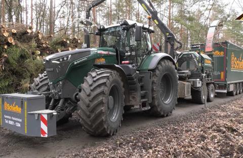 Ви зараз переглядаєте Подрібнення верхівок ялин: у відео показали роботу Fendt 1050 Vario з подрібнювачем Eschlböck Biber 92