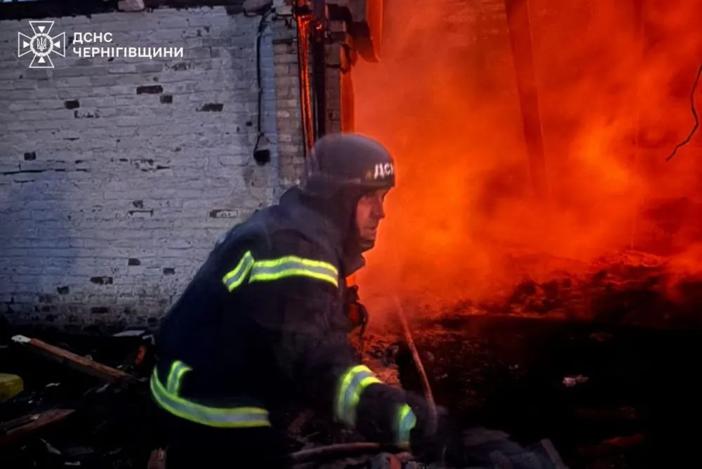 Ворог знову вдарив по Чернігівщині: горіли зерносховища та житлові будинки1