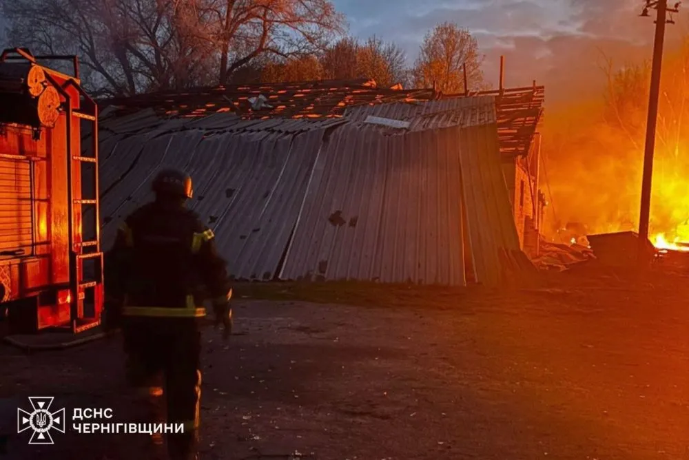 Ви зараз переглядаєте Ворог знову вдарив по Чернігівщині: горіли зерносховища та житлові будинки