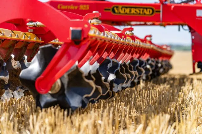 Один прохід — кілька задач: як Carrier вписується у сучасні технології Mini-Till та Strip-Till1