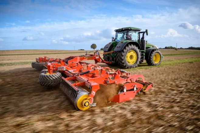 Один прохід — кілька задач: як Carrier вписується у сучасні технології Mini-Till та Strip-Till3