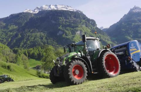 Ви зараз переглядаєте Екстремальний збір кормів у Швейцарії: Fendt-трактори на крутих схилах з подвійними колесами