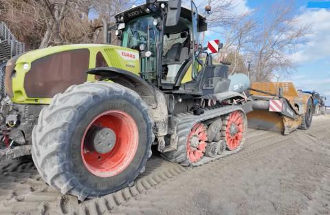 Ви зараз переглядаєте Трактори Claas і New Holland допомагають відновити пляж на Балтійському узбережжі
