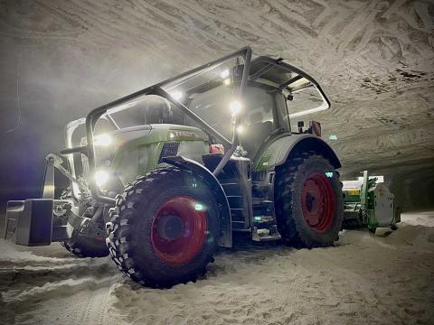 Ви зараз переглядаєте Трактор Fendt 700 Vario залучили до робіт у калійному руднику в Німеччині