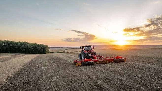 Ви зараз переглядаєте Один прохід — кілька задач: як Carrier вписується у сучасні технології Mini-Till та Strip-Till