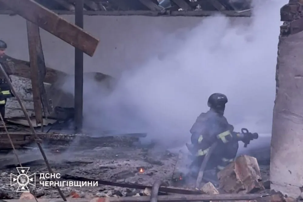 Ворог знову вдарив по Чернігівщині: горіли зерносховища та житлові будинки2