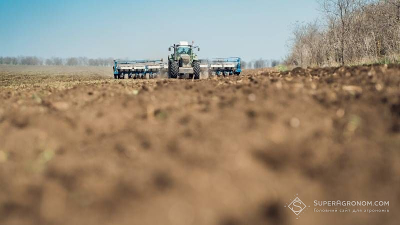 Ви зараз переглядаєте Посівна пізніх культур в Україні стартувала, соняшником засіяно трохи більше 18 тис. га