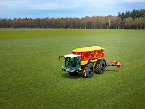 Ви зараз переглядаєте Самохідний розподільник добрив Lite-Trac із Bredal K135 XE/SC заявляє робочу ширину до 48 м