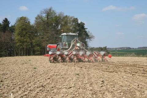 Ви зараз переглядаєте Seed Bag Slicer: насадка з трикутним лезом для швидкого відкривання мішків із насінням під час завантаження сівалки