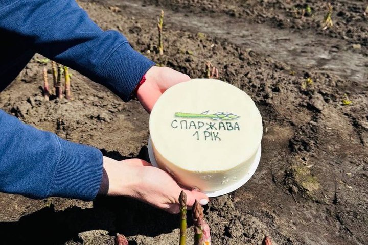 Торт з написом "Спаржава"2