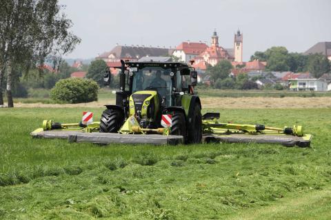 Ви зараз переглядаєте Claas Disco 9300 Direct Swather: косарка, що поєднує косіння та укладання у валок за один прохід