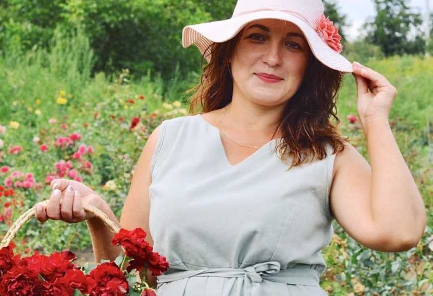 Ви зараз переглядаєте На Тернопільщині квітникарка розвиває трояндовий бізнес