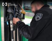 Ви зараз переглядаєте БЕБ у Чернівецькій області припинило діяльність двох нелегальних АЗС і вилучило понад 11 тонн дизпального