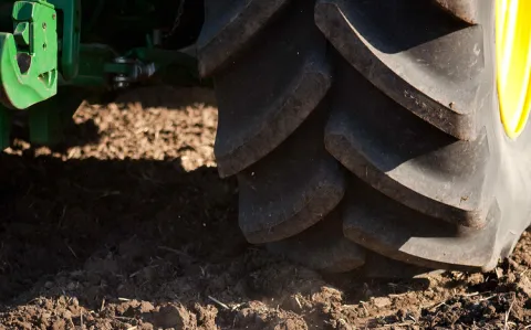 Ви зараз переглядаєте Bridgestone розширила лінійку шин VT‑Tractor: шість нових XXL-розмірів для дисків 38–46 дюймів