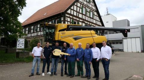 Ви зараз переглядаєте Університет Гогенгайма отримав комбайн New Holland CR 7.90 для польових досліджень і навчання