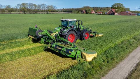 Ви зараз переглядаєте Krone представила косарку EasyCut B 1250 CV Fold Collect із поперечними транспортерами для формування валка