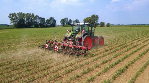 Ви зараз переглядаєте Kverneland Onyx 3000 F: складана просапна машина для механічного контролю бур’янів у кукурудзі