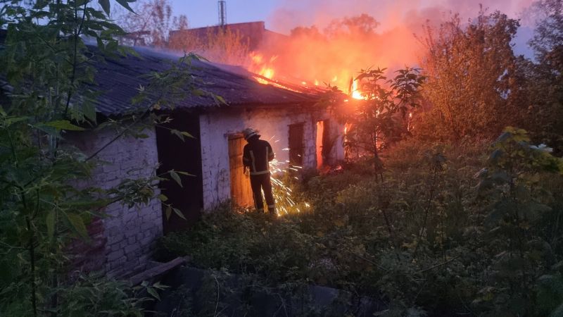 Ви зараз переглядаєте Масштабна пожежа в інституті рослинництва ім. Юр’єва: через перешкоду для техніки пожежу гасили понад три години