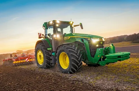 Ви зараз переглядаєте John Deere оновила трактори 8R/8RT/8RX у «меншій рамі»: акцент на кабіні CommandView 4 та готовності до автономії