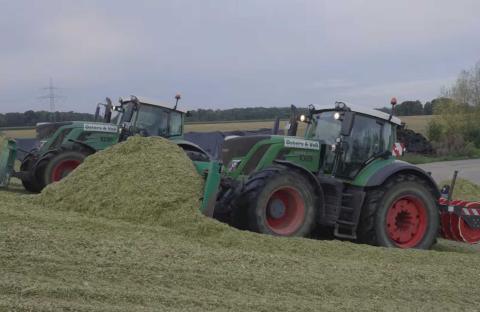 Ви зараз переглядаєте У Німеччині показали «велику» кукурудзяну кампанію підрядника Osters & Voß: 11 кормозбиральних колон і оновлення парку на 2026 рік