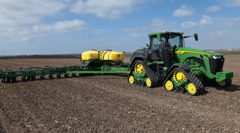 Ви зараз переглядаєте John Deere оновлює трактори MY27 8R/8RT/8RX (250–410 к.с.): нові органи керування, 56V Power Offboarding і опції для точного землеробства