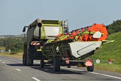 Ви зараз переглядаєте Надширока агротехніка на дорогах: коли потрібен дозвіл і які документи вимагатимуть у Німеччині
