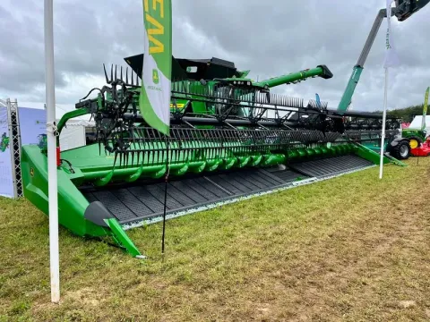 Ви зараз переглядаєте John Deere представила 50-футову жатку HDX 50 із робочою шириною 15,24 м