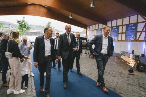 Ви зараз переглядаєте Канцлер Німеччини Фрідріх Мерц відвідав виробника агротехніки Vogt на 100-річчя компанії