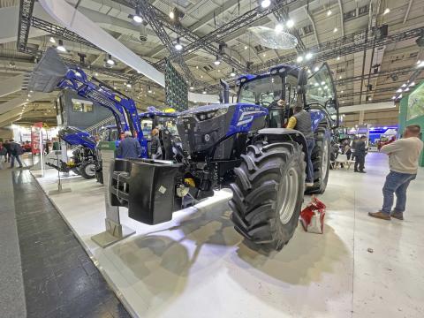 Ви зараз переглядаєте Lovol показав 410-сильний гібридний трактор E4104-8H із електричним розподілом потужності