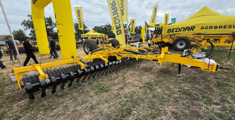 BEDNAR презентував новий агрегат для вирівнювання ґрунту і зворотного ущільнення BEDNAR презентував новий агрегат для вирівнювання ґрунту і зворотного ущільнення