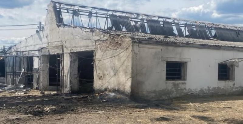 Внаслідок удару по агрофірмі на Харківщині загинули двоє працівників Внаслідок удару по агрофірмі на Харківщині загинули двоє працівників