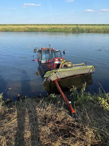 Ви зараз переглядаєте У Німеччині трактор з’їхав у Везер після відмови гальмування заднім ходом: водій вибрався з кабіни під водою