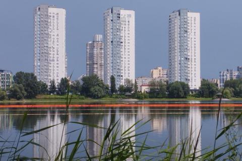 Ви зараз переглядаєте Мінекономіки координує очищення Кирилівського озера від нафтопродуктів після атаки РФ на Оболоні