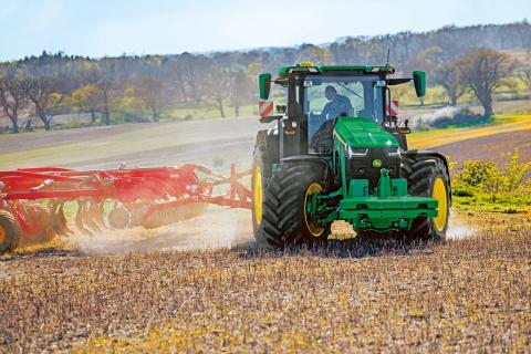 Ви зараз переглядаєте John Deere оновлює «класичні» 8R із 9-літровим двигуном до модельного року 2027: більше тяги, нова кабіна та цифрові функції