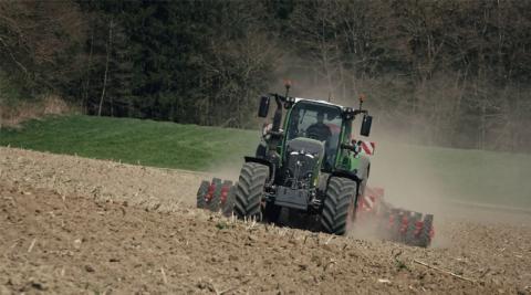 Ви зараз переглядаєте Fendt 700 Vario Gen7.1: DLG PowerMix зафіксував 242 г/кВт·год для 724 Vario у польовому циклі