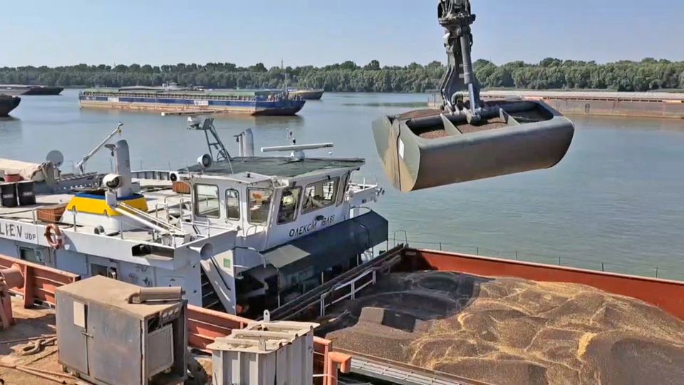 Ви зараз переглядаєте Через рекордно низький рівень води в Дунаї експорт українського зерна ускладнився — Bloomberg