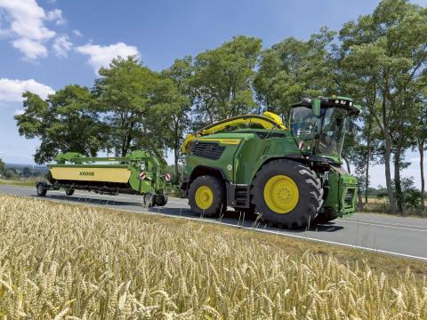 Ви зараз переглядаєте Krone адаптувала пряморізне жаткове обладнання XDisc 710 для кормозбиральних комбайнів John Deere та New Holland