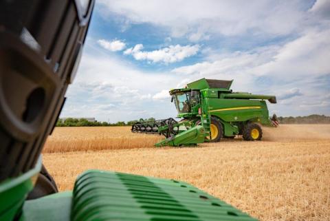 Ви зараз переглядаєте John Deere тестує ШІ-асистента JD в Operations Center: відповіді на запити про пальне, техніку та врожайність