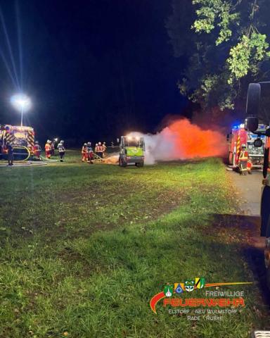 Ви зараз переглядаєте У Нижній Саксонії згоріли близько 150 тюків соломи: фермер допомагав гасити навантажувачем