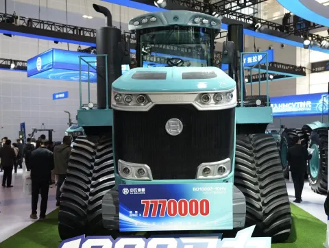 Ви зараз переглядаєте На CIAME 2026 у Китаї показали 1000-сильний трактор Zhongnong Boding з гідромеханічною CVT