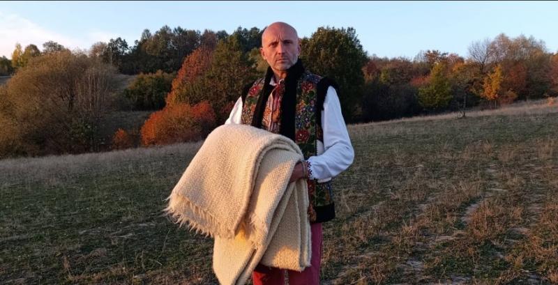 На Прикарпатті відновили виробництво традиційних ліжників із вовни На Прикарпатті відновили виробництво традиційних ліжників із вовни